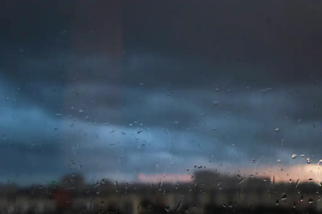 Finestre e clima estremo: come proteggere la casa da caldo, vento e grandine